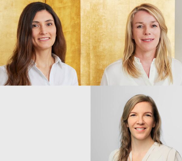 Drei Hautärzte sind in Weiß gekleidet. Ein Foto des ärztlichen Personals der Privatpraxis für Dermatologie, ästhetische Medizin, Allergologie, Phlebologie und Podologie in der Innenstadt Frankfurts. Es sind vier kompetente weibliche Fachärzte.