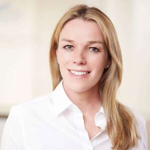 Frau Dr. Heidi Dötterer-Rieg ist in eine weißes Hemd gekleidet. Die blonden Haare trägt sie offen und lächelt ins Bild. Kombination von ärztlicher Therapie und medizinischer Fachkosmetik ermöglichen individuelle und wirksame Genesung ihrer Haut.