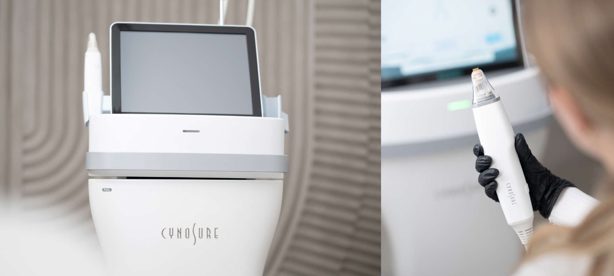 POTENZA™-Gerät zur Hautverjüngung und weiterer Anti-Aging-Hautbehandlungen von Cynosure® ist weiß, schmal und hoch. Am Top ist ein Monitor zur Behandlungsüberwachung angebracht. Eine Mitarbeiterin hält den Pen für unterschiedliche Behandlungsmethoden.