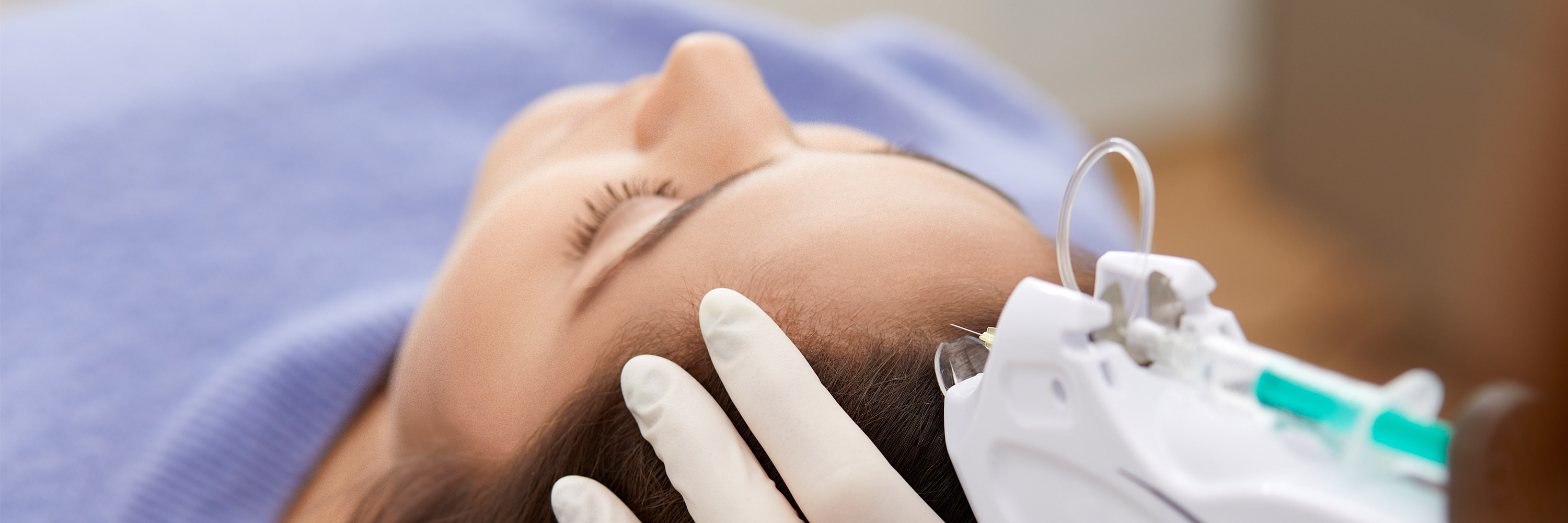 Einer Kundin werden während eine Mesotherapie gezielt Wirkstoffe unter die Gesichtshaut gespritzt. Die Vampire Treatment Behandlung zur Hautverjüngung wird bei der liegenden Kundin im Kosmetikinstitut in der Frankfurter Innenstadt ausgeführt.