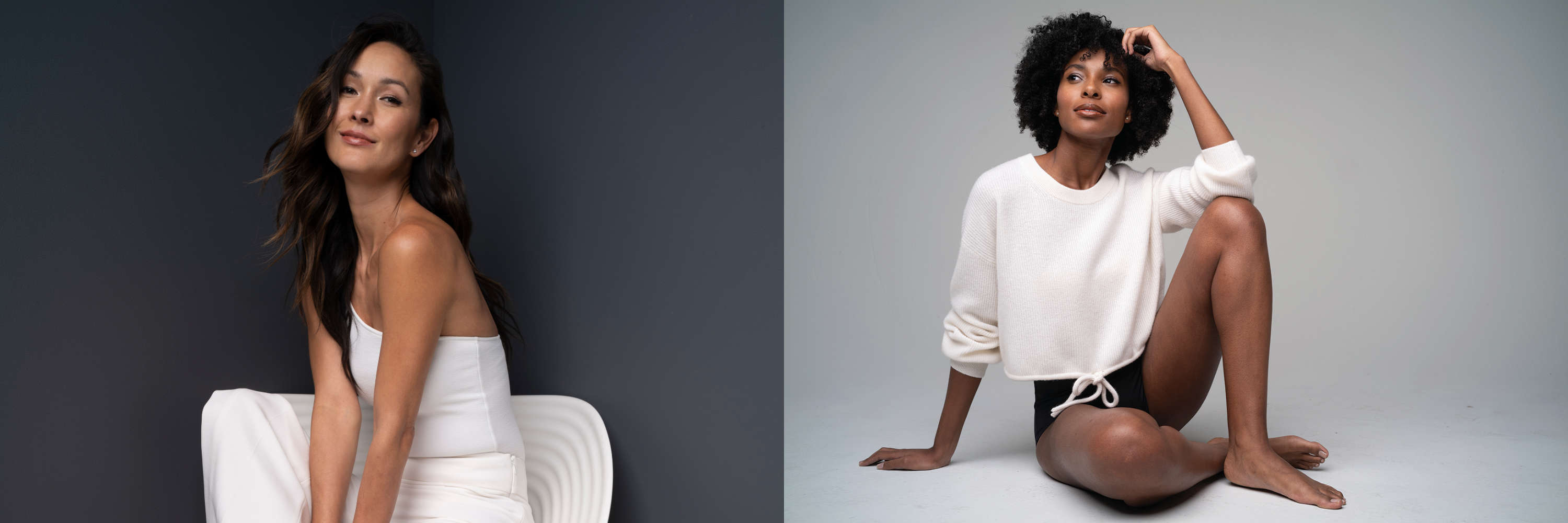 Frauen mittleren Alters mit glatter & gesunder Haut blicken nach einer RF-Microneedling-Behandlung selbstsicher in die Kamera. Amerikanerin sitzt auf einem Stuhl vor dunklem, Frau mit dunkler Hautfarbe sitzt auf dem Boden vor einem hellen Hintergrund.