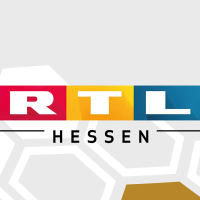 Im Vordergrund des Bildes sind das Logo von RTL-Hessen und ein Play-Button abgebildet. Im Hintergrund ist ein Screen des Videos, zum Thema Kosmetikwunder HydraFacial zu sehen, in dem eine Testperson mit der HydroFacial-Methode behandelt wird.